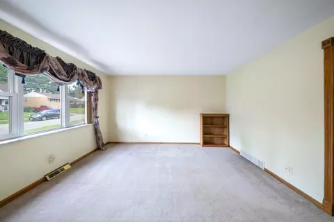 9178 Neil Dr, Cincinnati, OH 45231 photo 2