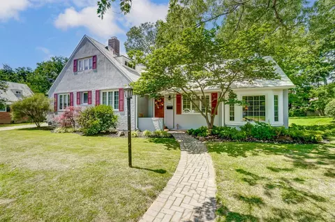 27 Avenell Ln, Greenhills, OH 45218