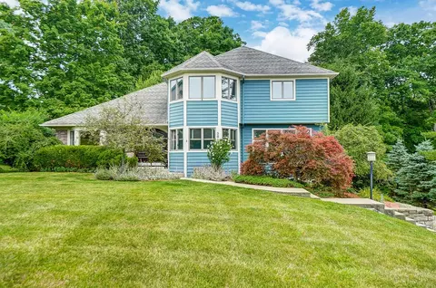 3811 Sunburst Ridge Ln, Cincinnati, OH 45248