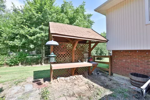 669 Chateau Dr, Cincinnati, OH 45244 photo 27