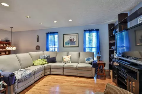 669 Chateau Dr, Cincinnati, OH 45244 photo 3