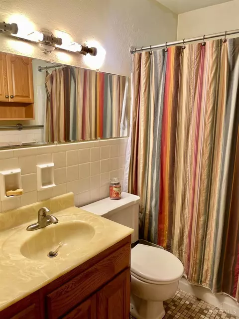 1602 Acreview Dr, Cincinnati, OH 45240 photo 5