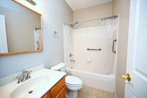 2006 Commons Circle Dr, Batavia, OH 45103 photo 8