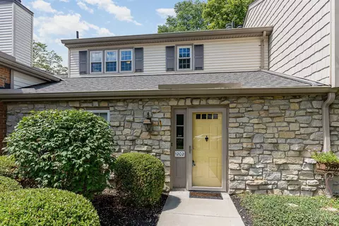 1202 Shakertown Ct, Montgomery, OH 45242