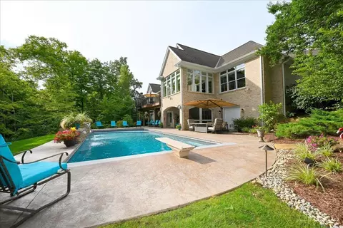 895 Sanctuary Ln, Hamilton Township, OH 45039