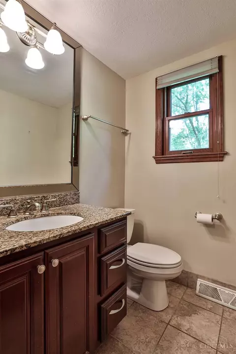 9021 Winthrop Dr, Montgomery, OH 45249 photo 24