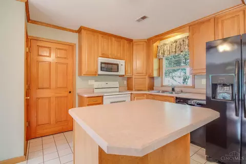 8719 Killarney Ct, Cincinnati, OH 45236 photo 6