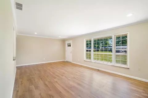 892 Hawthorne Dr, Cincinnati, OH 45245 photo 3