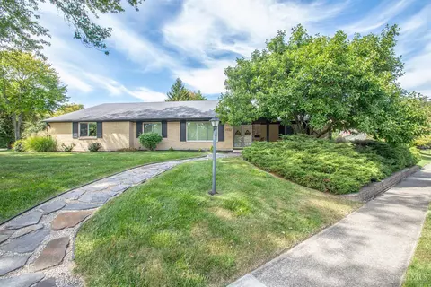 2333 Pondview Dr, Dayton, OH 45440