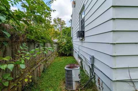 1726 Ashbrook Dr, Cincinnati, OH 45238 photo 8