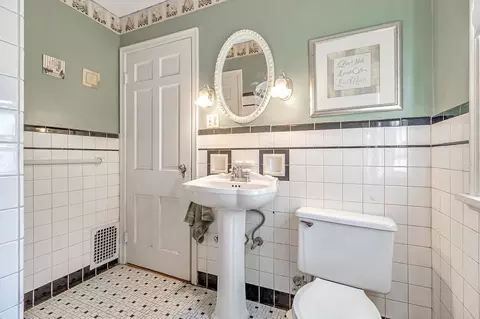211 Grove, Cincinnati, OH 45215 photo 25