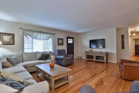 8534 Hallridge Ct, Cincinnati, OH 45231 photo 4