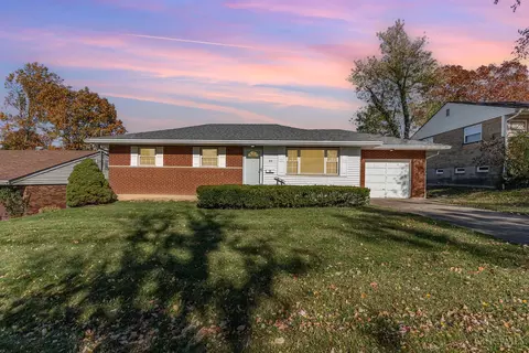 213 Ireland Ave, Greenhills, OH 45218