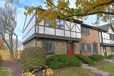 488 Halifax Cir, Cincinnati, OH 45244 photo 2