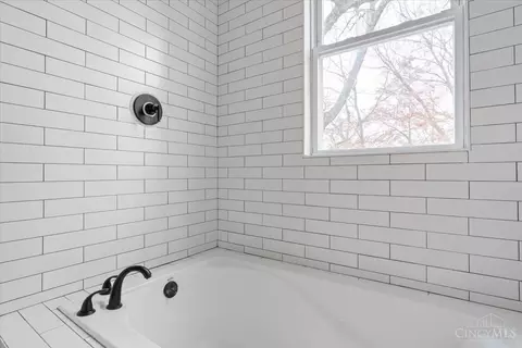 Bath - 438 Considine, Cincinnati, OH 45205 photo 4 of 7