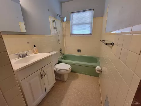 Bath - 109 Junedale, Greenhills, OH 45218 photo 1 of 2