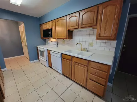 Kitchen - 109 Junedale, Greenhills, OH 45218 photo 2 of 2
