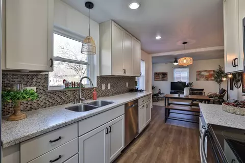 105 Charlotte, Cincinnati, OH 45215 photo 11