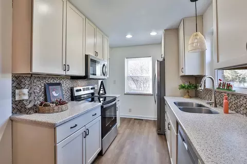 105 Charlotte, Cincinnati, OH 45215 photo 9