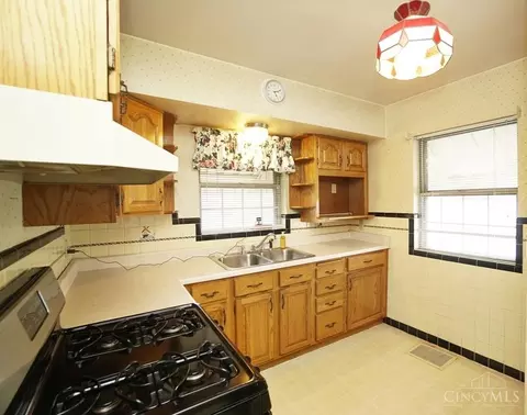 Kitchen - 5455 Edalbert, Cincinnati, OH 45239 photo 1 of 2