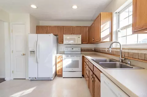 Kitchen - 1069 Weeping Willow, Hamilton Township, OH 45039 photo 4 of 4