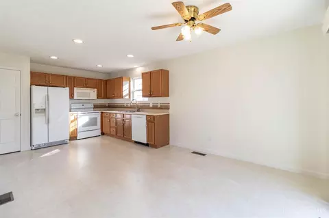 Kitchen - 1069 Weeping Willow, Hamilton Township, OH 45039 photo 1 of 4