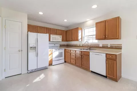 Kitchen - 1069 Weeping Willow, Hamilton Township, OH 45039 photo 3 of 4
