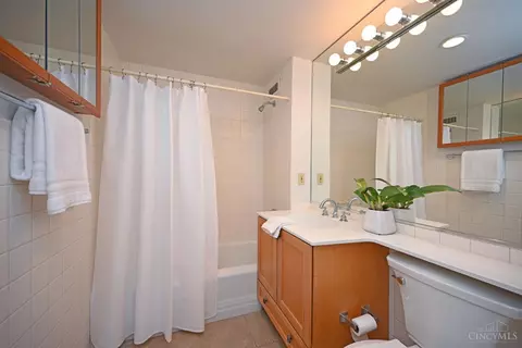 Bath - 2401 Ingleside #3A, Cincinnati, OH 45206 photo 3 of 3