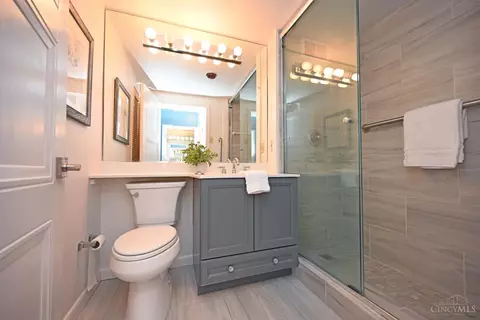 Bath - 2401 Ingleside #3A, Cincinnati, OH 45206 photo 1 of 3
