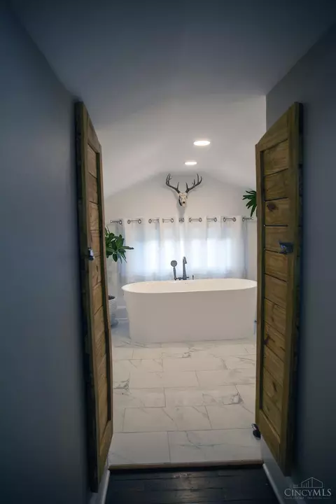 Bath - 4112 Maple, Cincinnati, OH 45209 photo 3 of 5