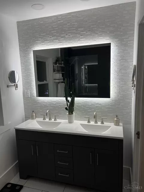 Bath - 4112 Maple, Cincinnati, OH 45209 photo 1 of 5