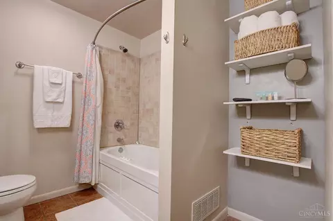 Bath - 633 Main #3, Cincinnati, OH 45202 photo 2 of 2