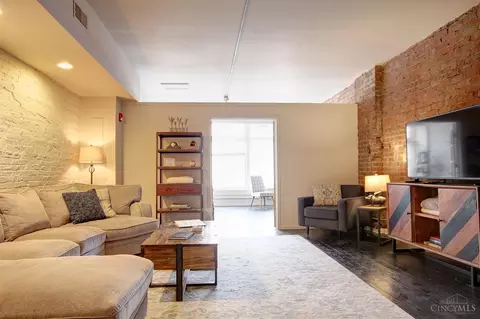 Living - 633 Main #3, Cincinnati, OH 45202 photo 2 of 5