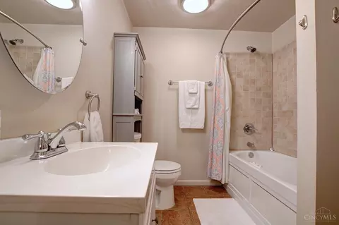 Bath - 633 Main #3, Cincinnati, OH 45202 photo 1 of 2
