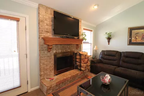 Living - 516 Wesley, Cincinnati, OH 45244 photo 3 of 11