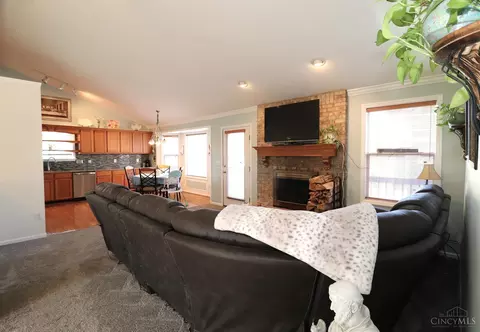 Living - 516 Wesley, Cincinnati, OH 45244 photo 5 of 11