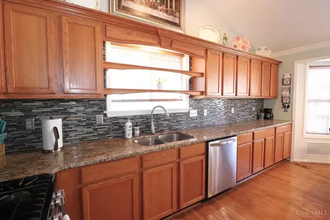 Kitchen - 516 Wesley, Cincinnati, OH 45244 photo 2 of 12