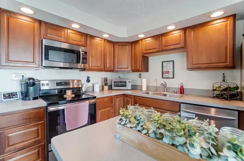 Kitchen - 1257 Southlyn, Kettering, OH 45409 photo 5 of 8