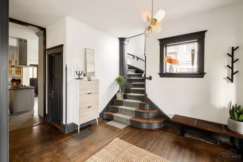 Entry Way - 2233 Burnet Ave, Cincinnati, OH 45219 photo 2 of 10