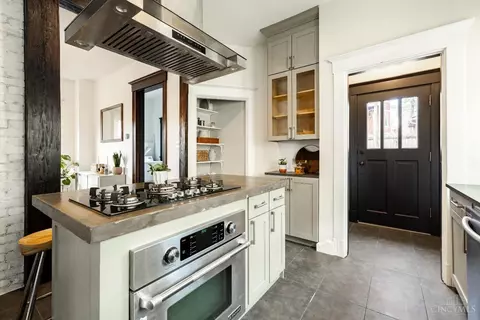 Kitchen - 2233 Burnet Ave, Cincinnati, OH 45219 photo 6 of 10