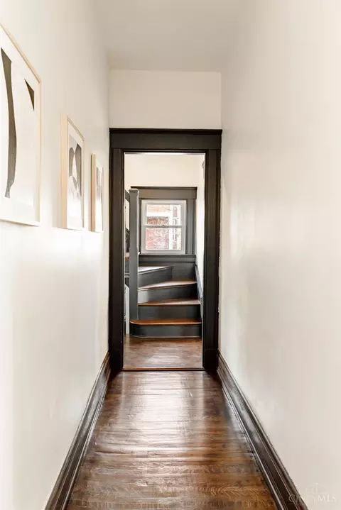 Entry Way - 2233 Burnet Ave, Cincinnati, OH 45219 photo 8 of 10