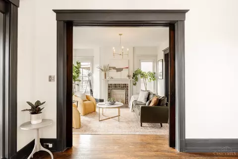 Entry Way - 2233 Burnet Ave, Cincinnati, OH 45219 photo 3 of 10