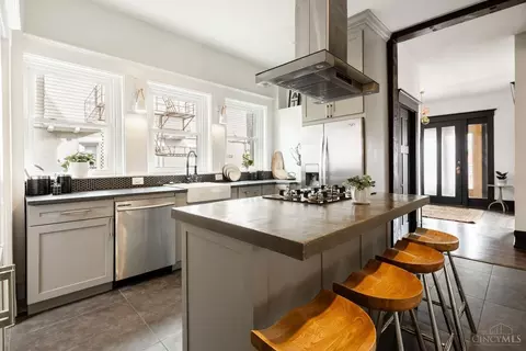 Kitchen - 2233 Burnet Ave, Cincinnati, OH 45219 photo 3 of 10