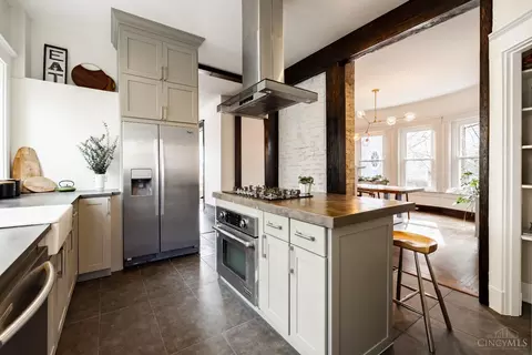 Kitchen - 2233 Burnet Ave, Cincinnati, OH 45219 photo 5 of 10