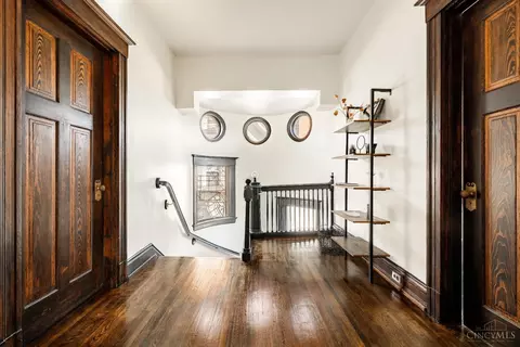 Entry Way - 2233 Burnet Ave, Cincinnati, OH 45219 photo 6 of 10