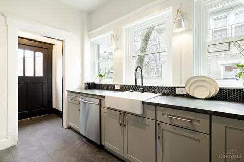 Kitchen - 2233 Burnet Ave, Cincinnati, OH 45219 photo 7 of 10