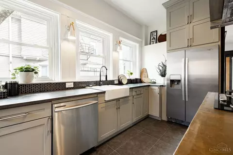 Kitchen - 2233 Burnet Ave, Cincinnati, OH 45219 photo 4 of 10