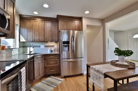 Kitchen - 9395 Opal Ct, Blue Ash, OH 45242 photo 4 of 5