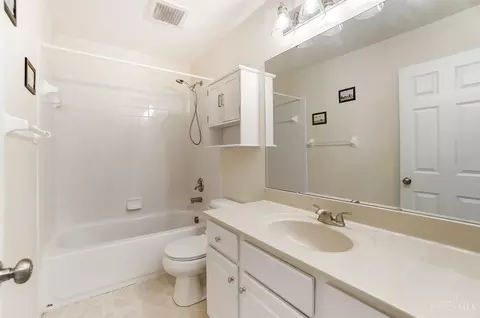 Bath - 2488 Oaktree Pl, Cincinnati, OH 45238 photo 4 of 4