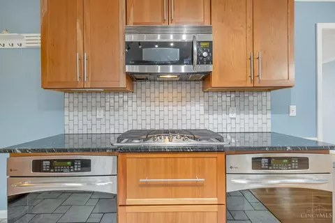 Kitchen - 6320 Stirrup Rd, Cincinnati, OH 45244 photo 3 of 4